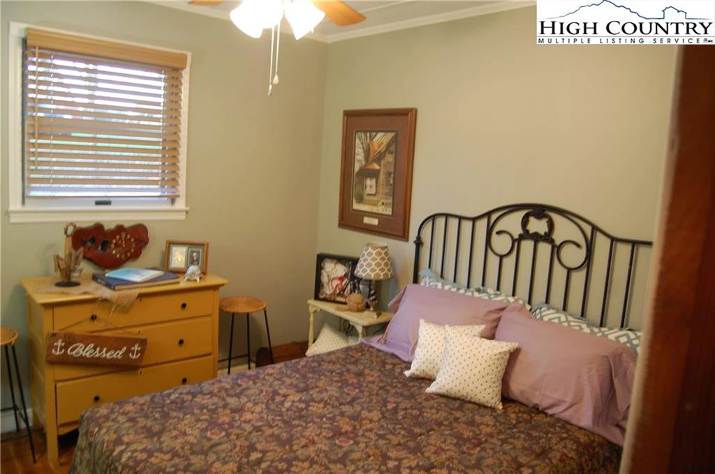 Image number 9 for the current listing