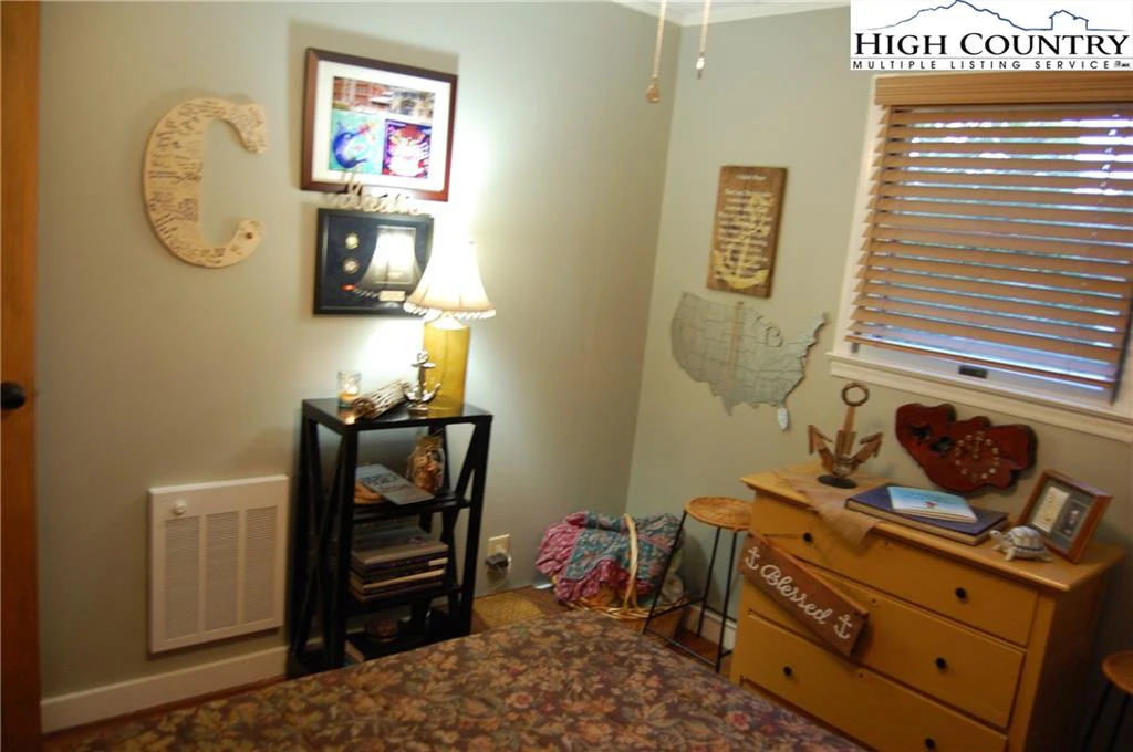 Image number 2 for the current listing