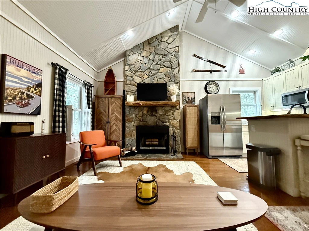 Image number 21 for the current listing