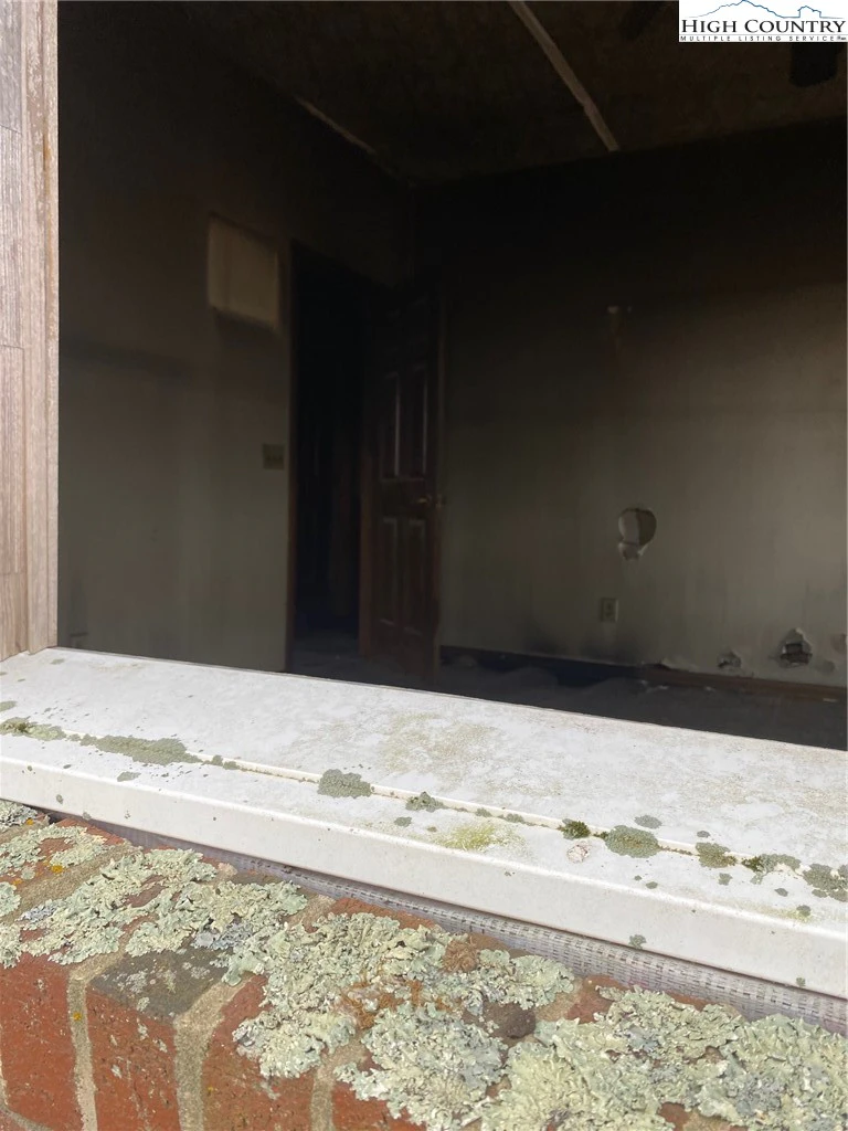 Image number 13 for the current listing