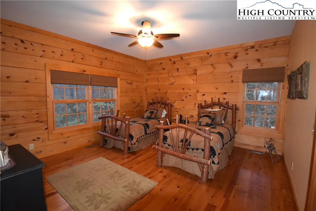 Image number 8 for the current listing