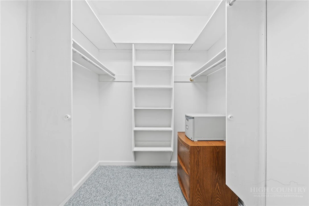 Image number 21 for the current listing
