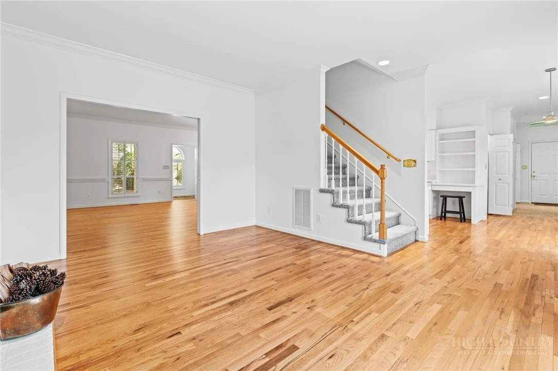 Image number 8 for the current listing