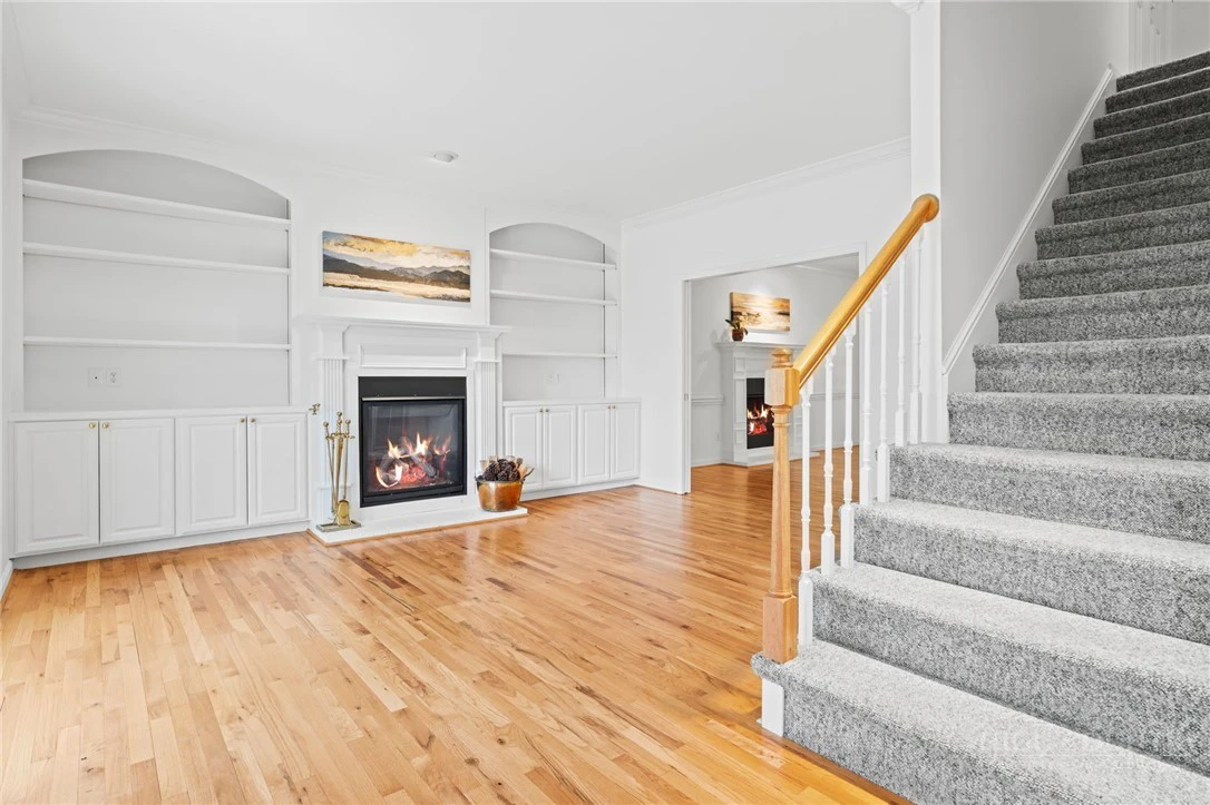 Image number 9 for the current listing