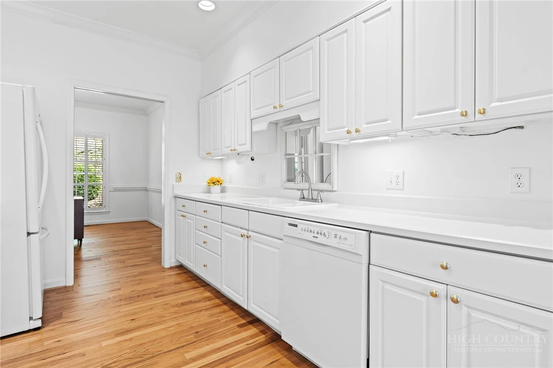 Image number 12 for the current listing