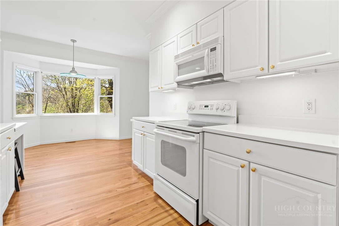 Image number 14 for the current listing