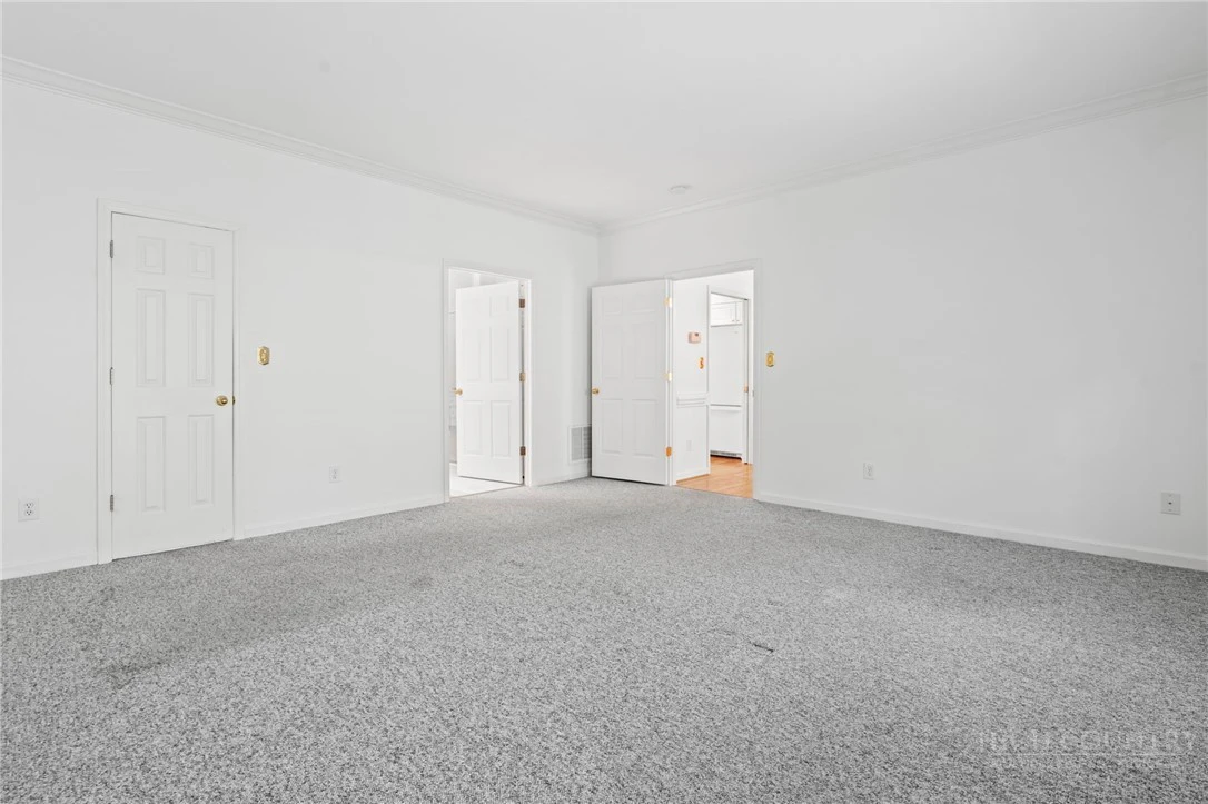 Image number 17 for the current listing