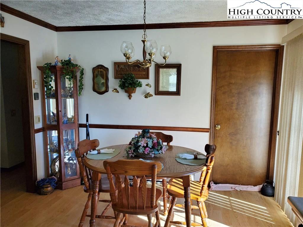 Image number 15 for the current listing