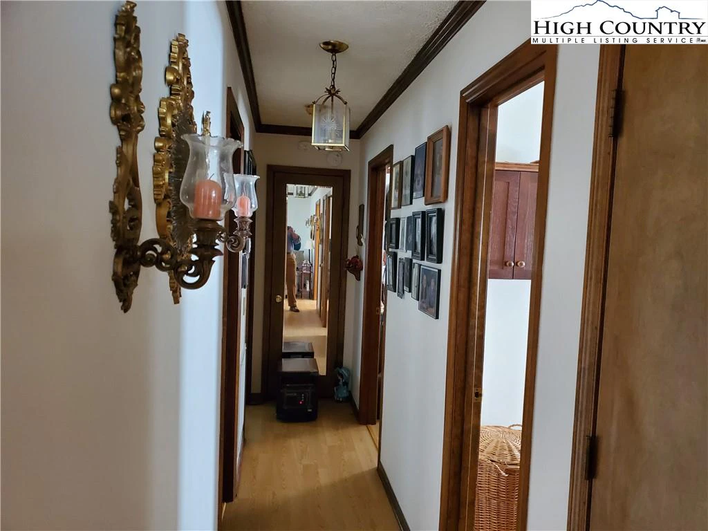Image number 14 for the current listing