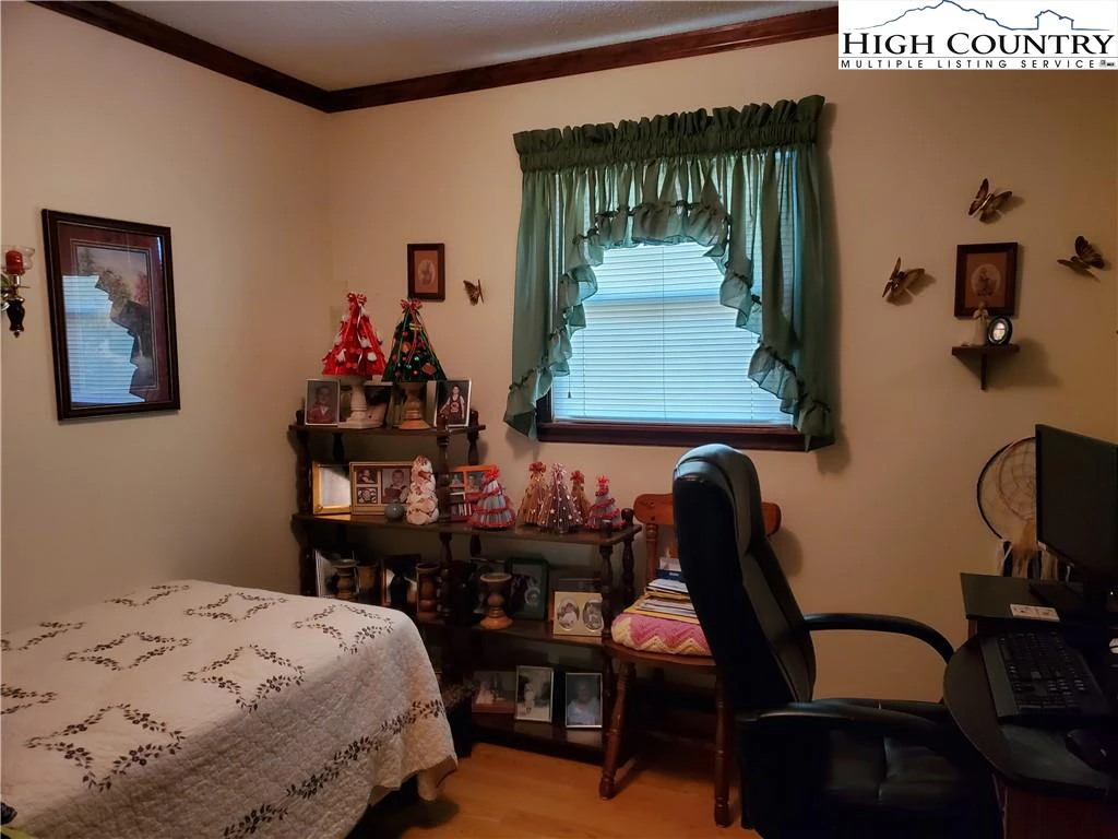 Image number 12 for the current listing