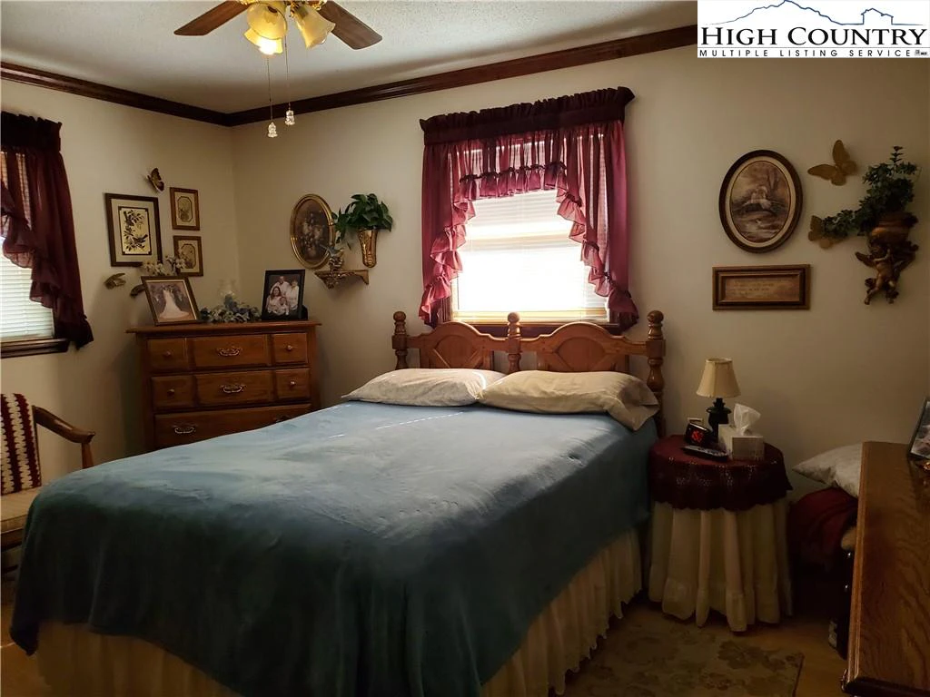 Image number 11 for the current listing