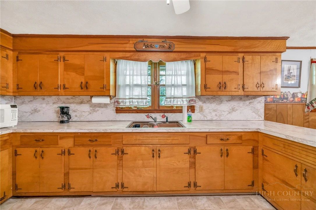 Image number 19 for the current listing