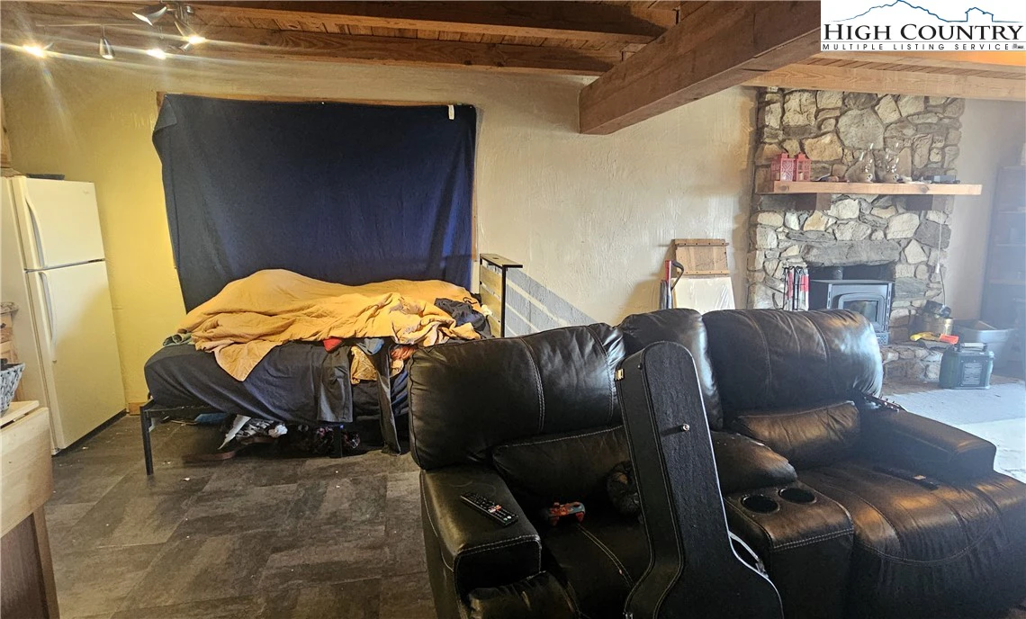 Image number 13 for the current listing