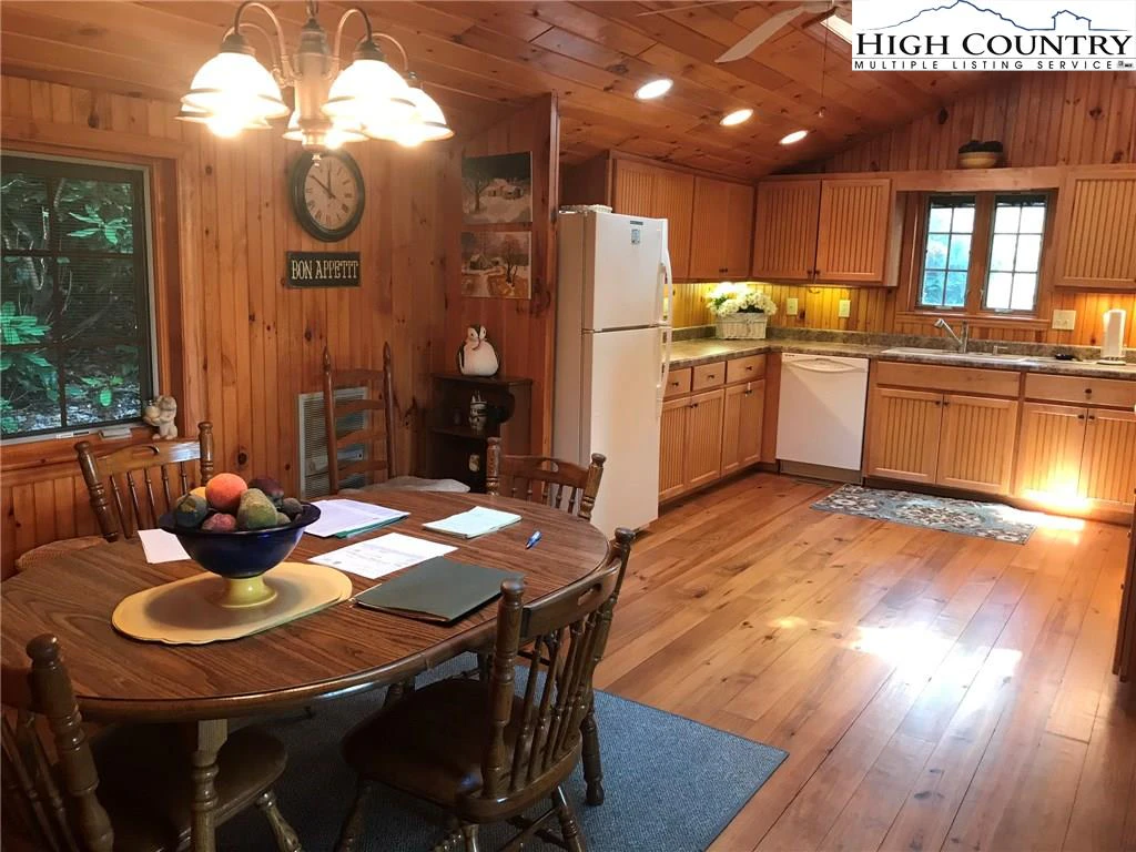 Image number 21 for the current listing