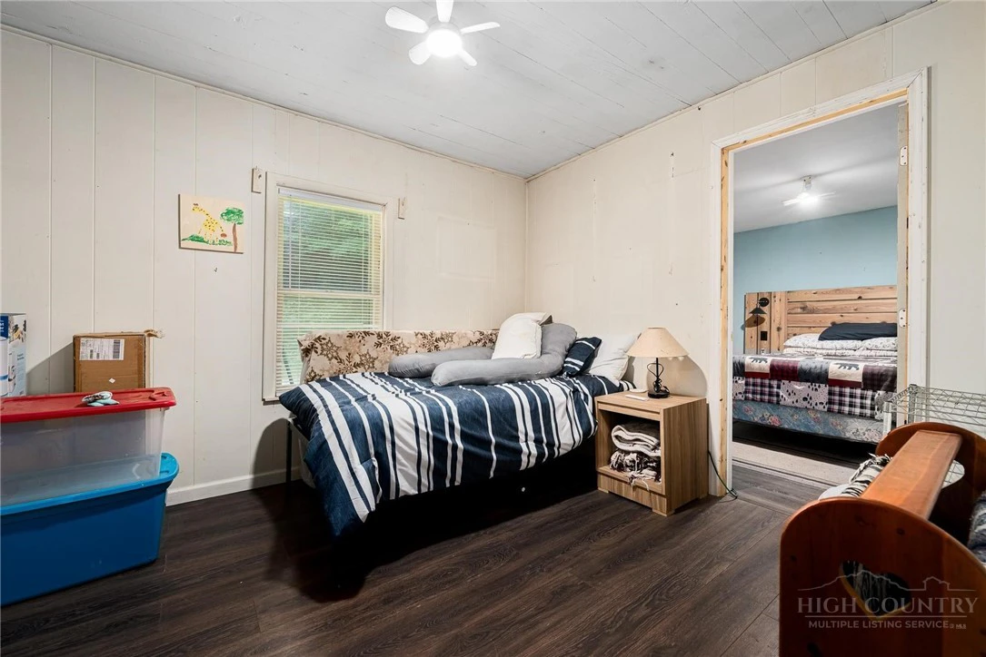 Image number 14 for the current listing