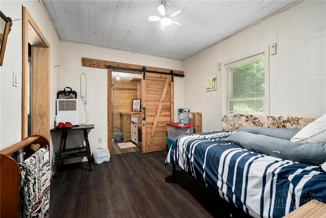 Image number 15 for the current listing