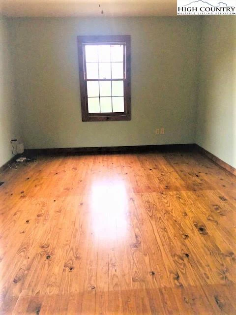 Image number 14 for the current listing