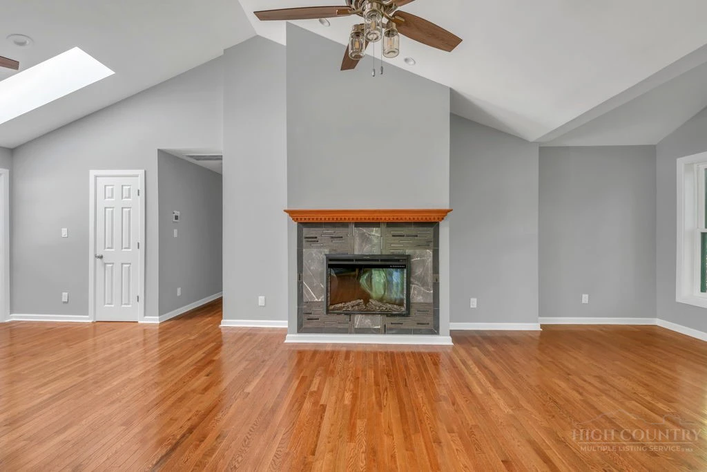 Image number 8 for the current listing