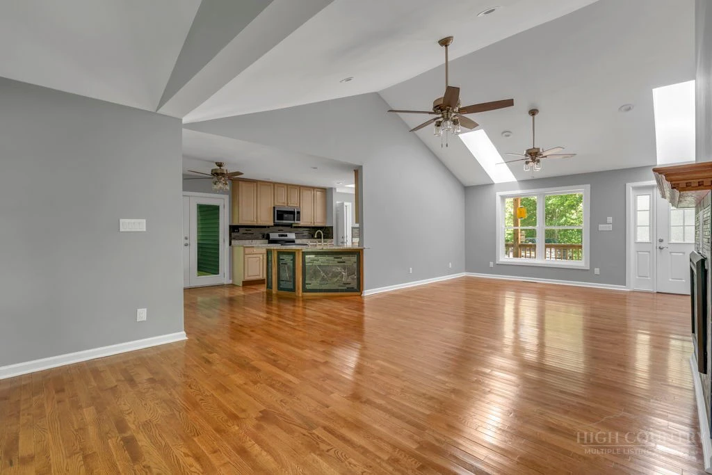 Image number 9 for the current listing