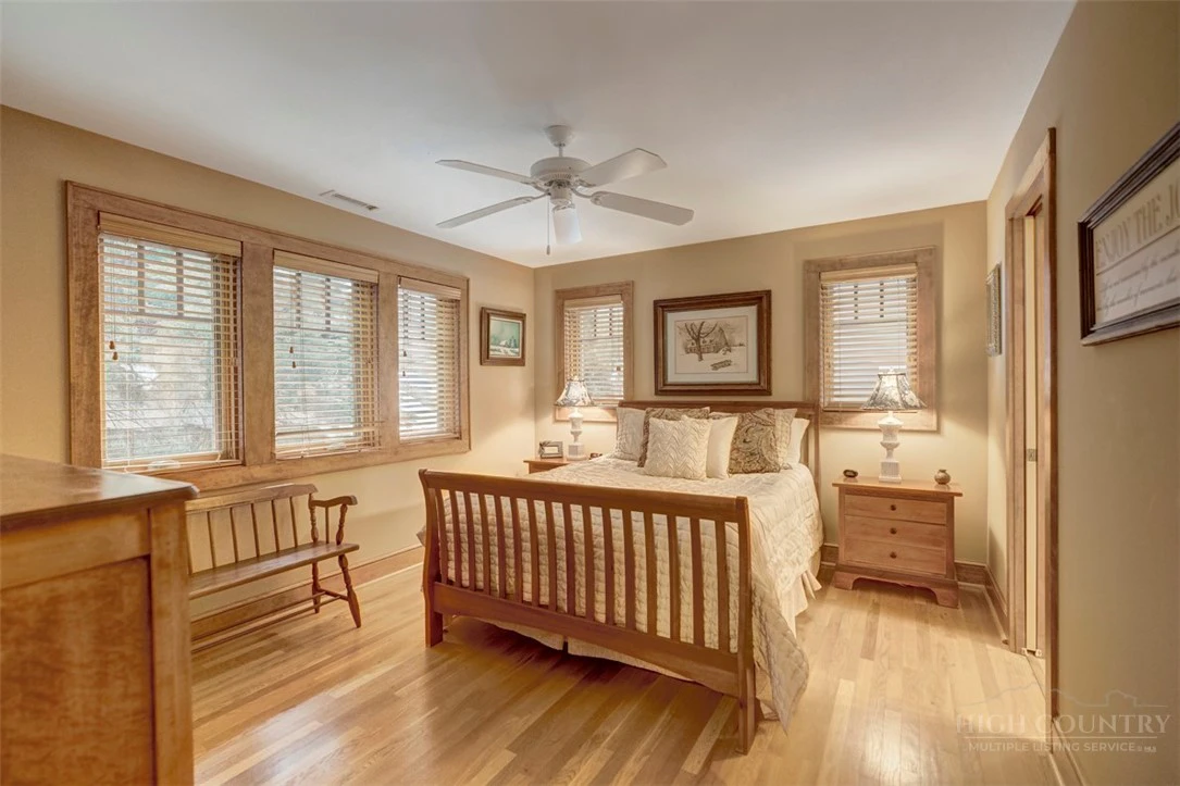 Image number 5 for the current listing