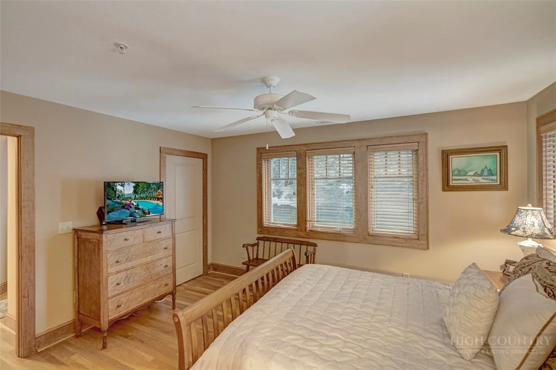 Image number 6 for the current listing