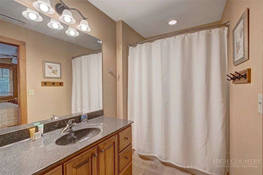 Image number 8 for the current listing