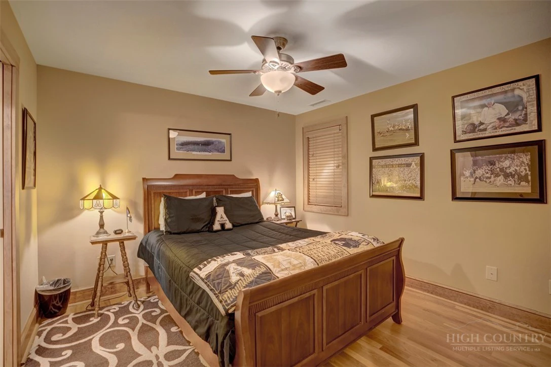Image number 9 for the current listing