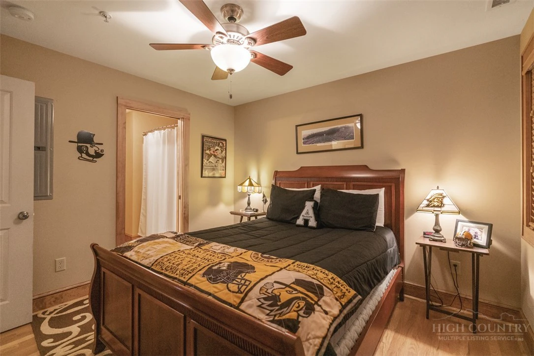 Image number 10 for the current listing
