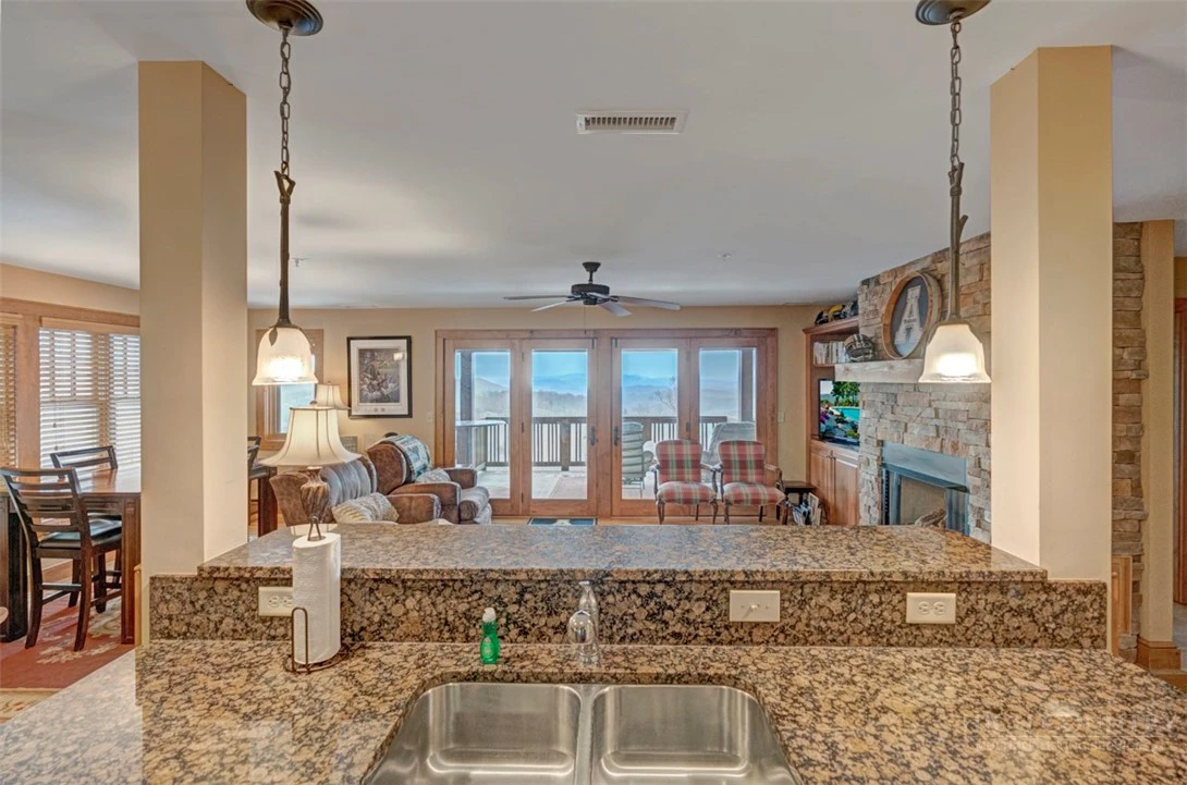 Image number 17 for the current listing