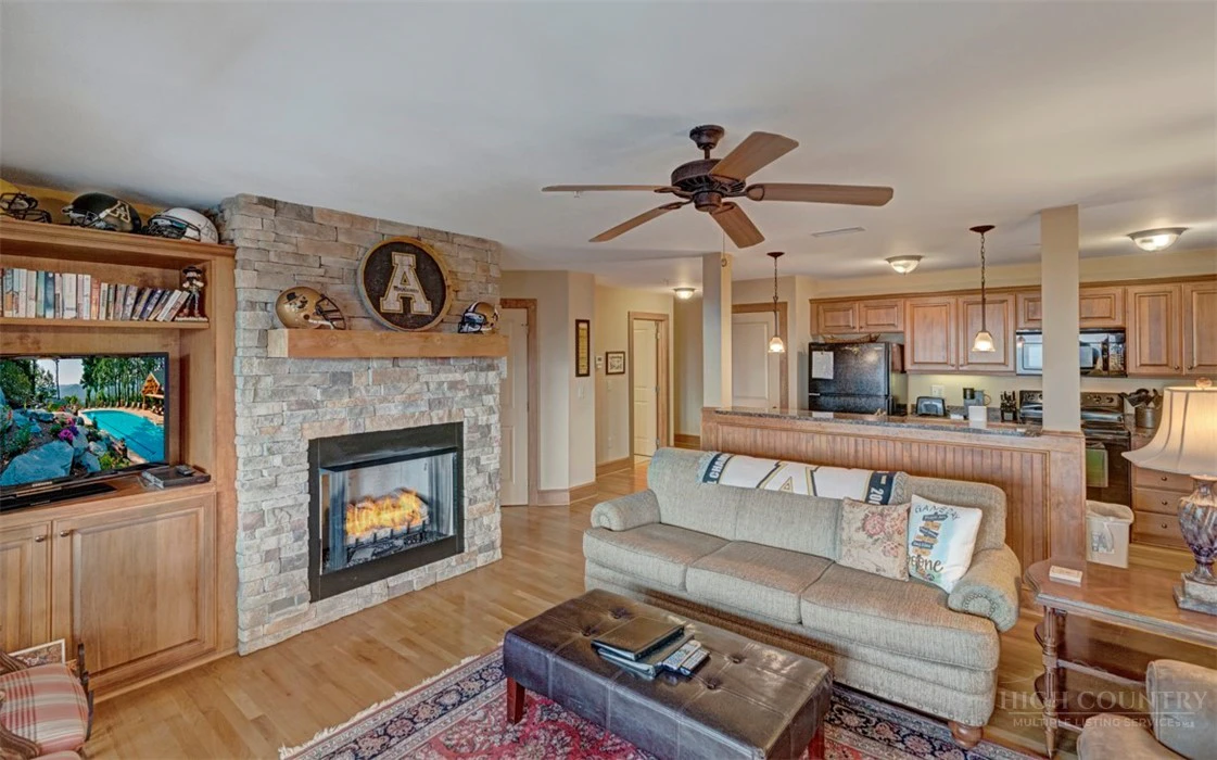 Image number 19 for the current listing