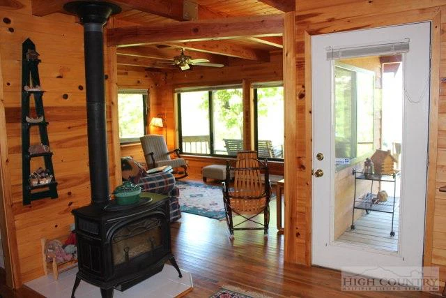 Image number 15 for the current listing