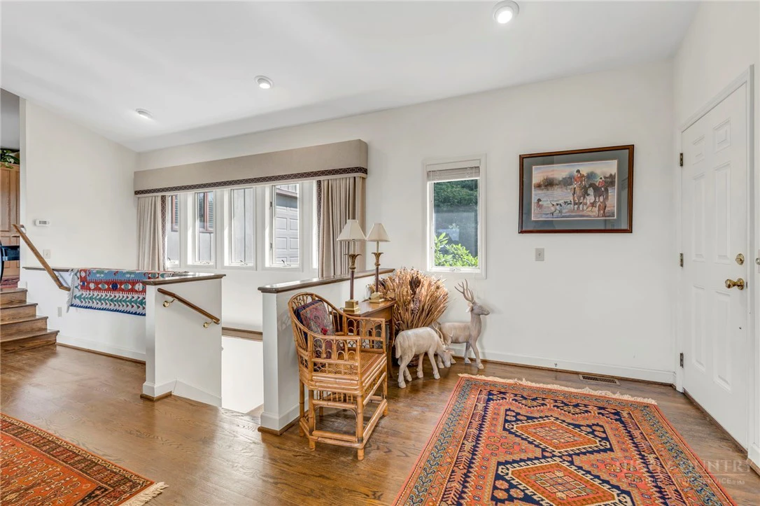 Image number 9 for the current listing