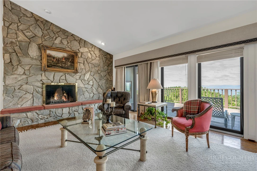 Image number 11 for the current listing