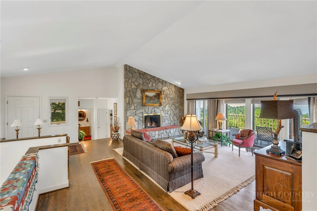 Image number 14 for the current listing