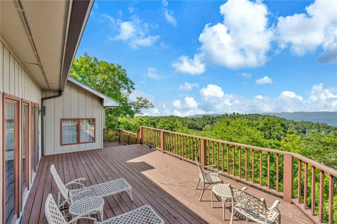 Image number 16 for the current listing