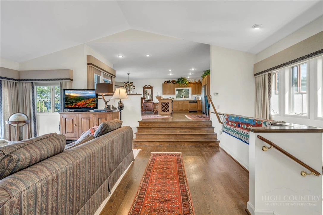 Image number 18 for the current listing