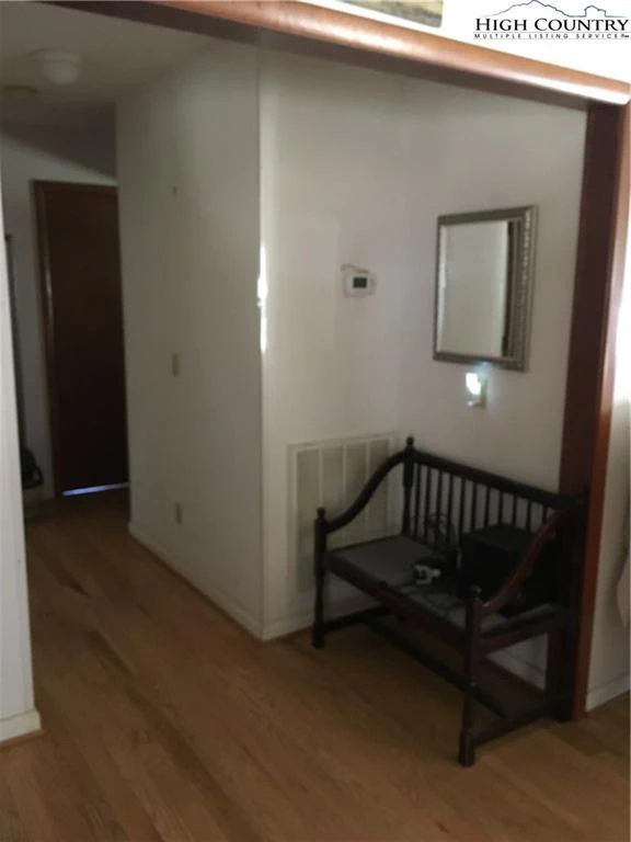 Image number 19 for the current listing