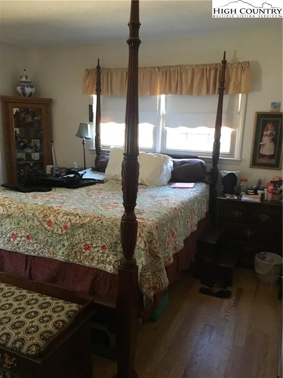 Image number 14 for the current listing