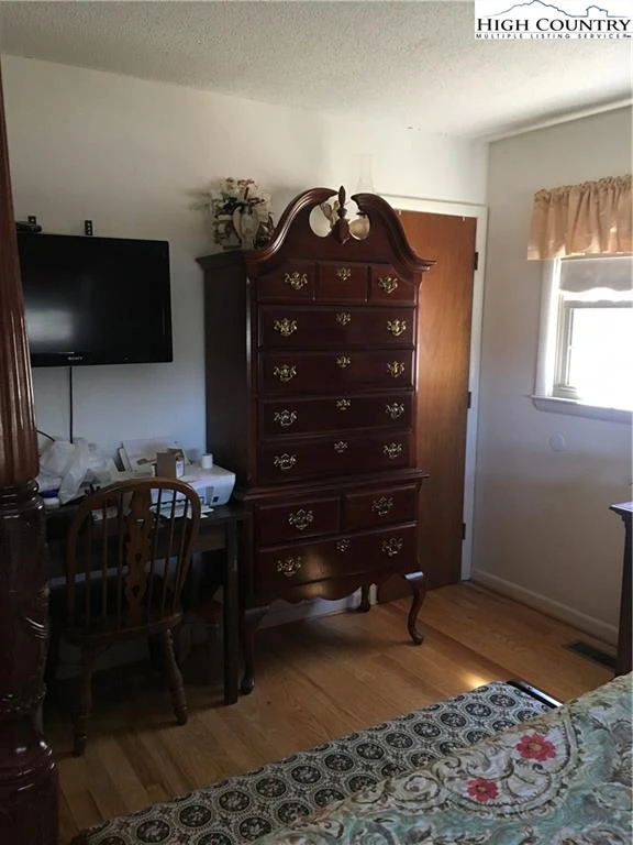 Image number 13 for the current listing