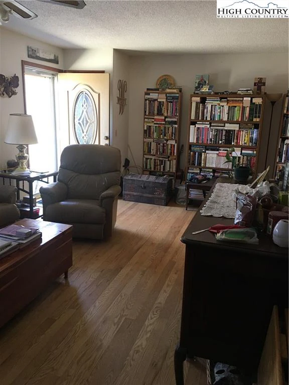 Image number 21 for the current listing