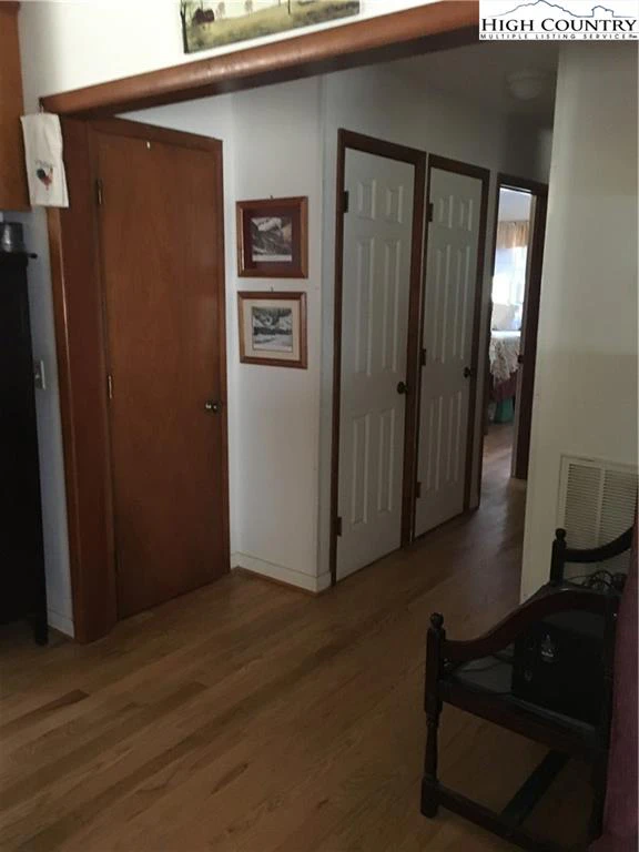 Image number 20 for the current listing