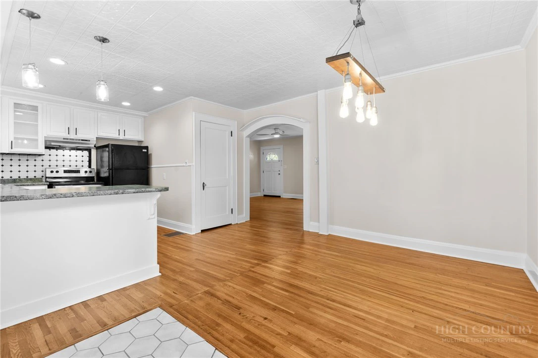 Image number 4 for the current listing