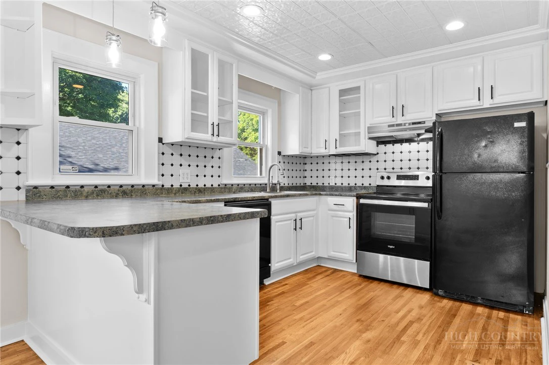 Image number 5 for the current listing