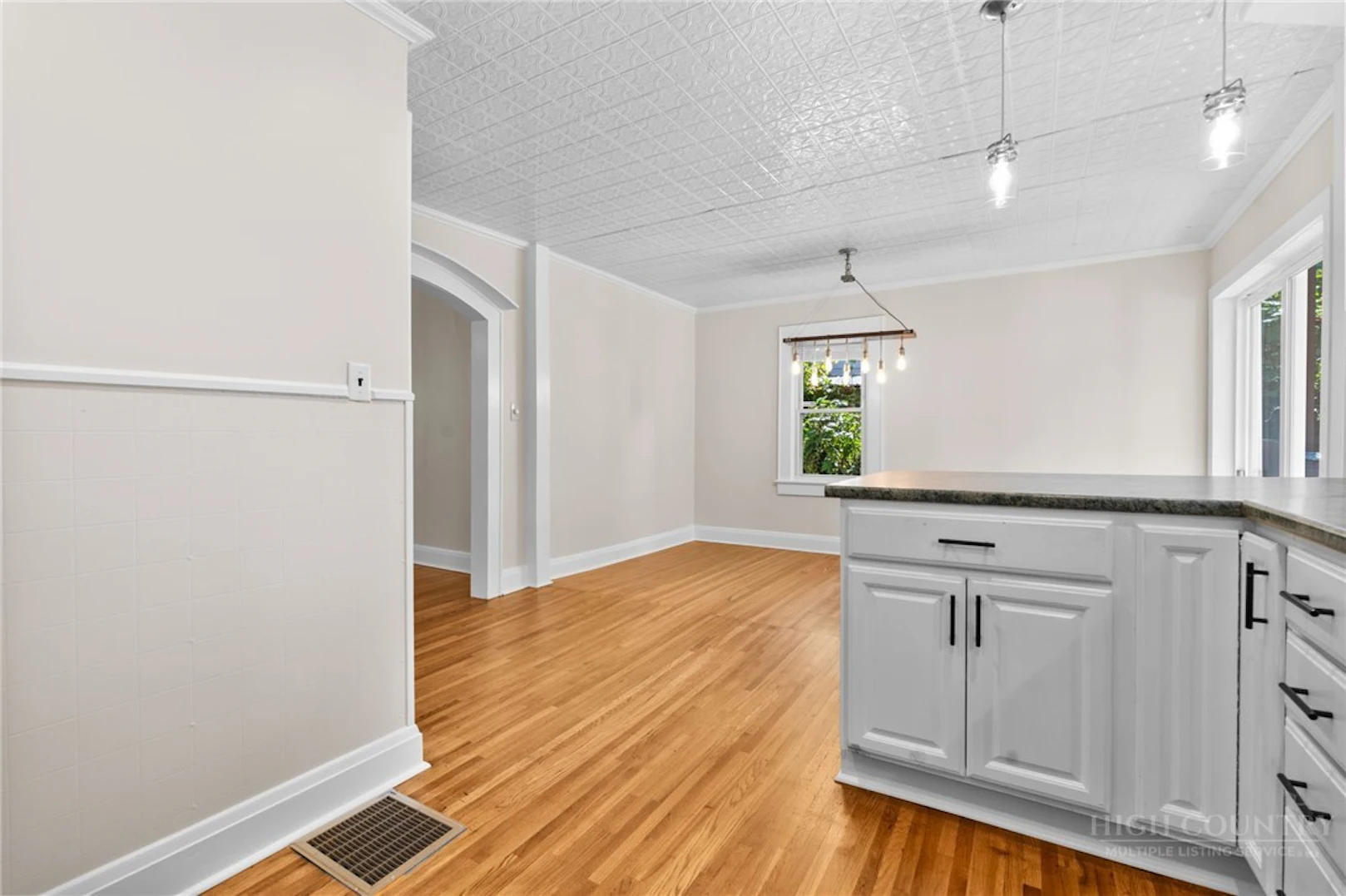 Image number 7 for the current listing