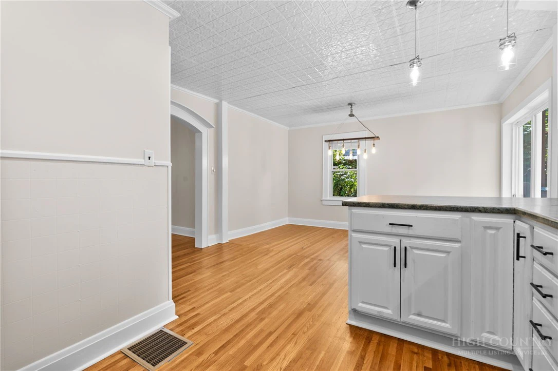 Image number 7 for the current listing