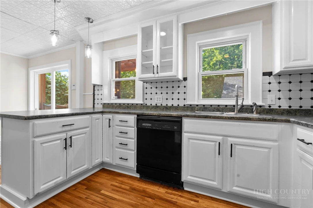 Image number 8 for the current listing