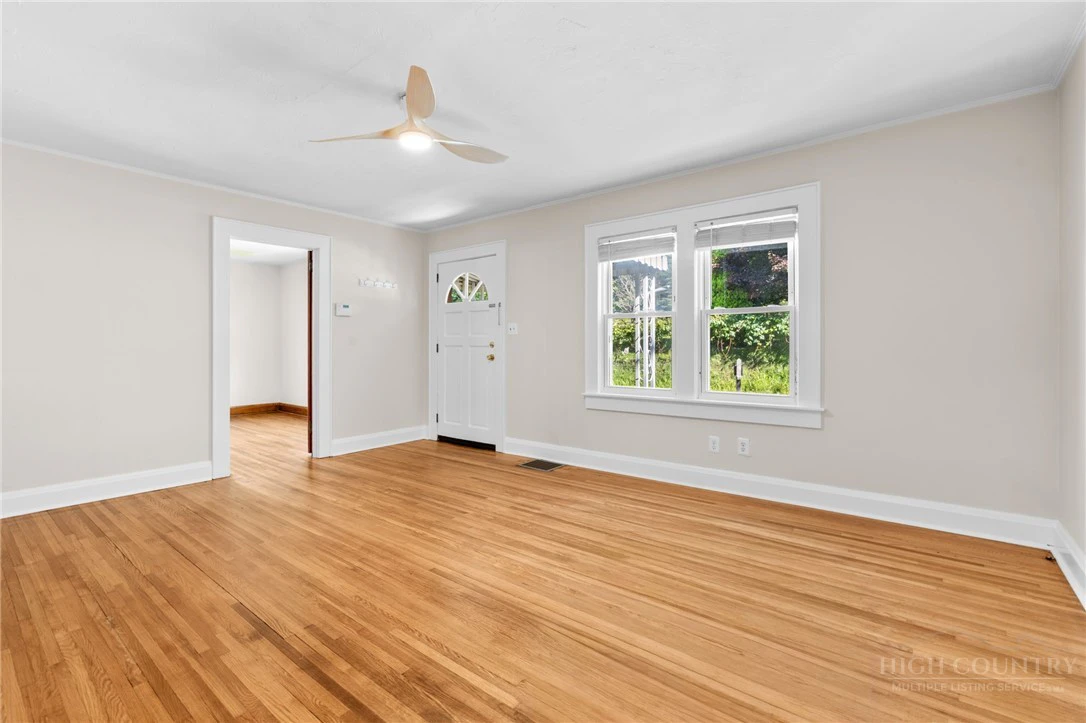 Image number 9 for the current listing