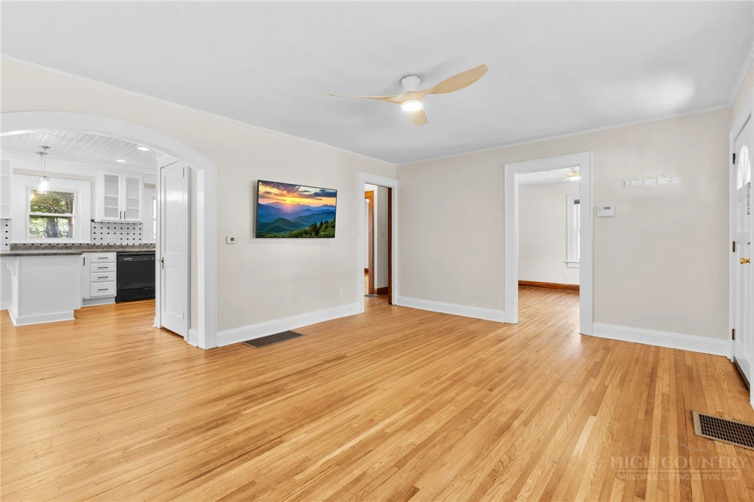Image number 11 for the current listing
