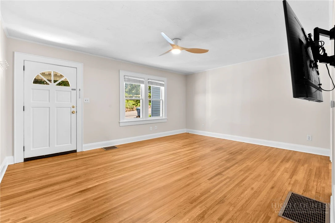 Image number 13 for the current listing