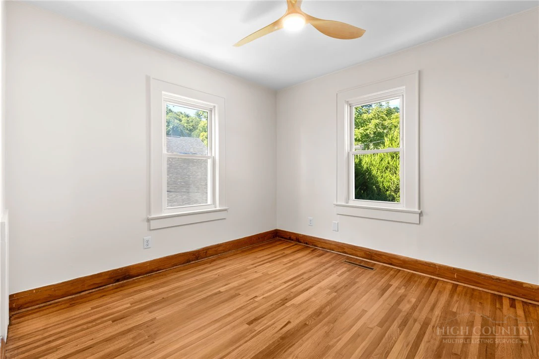 Image number 14 for the current listing